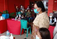 Ibu Adriana Dondokambey saat memantau kegiatan vaksinasi di Kelurahan Ranoiapo Amurang