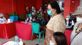 Ibu Adriana Dondokambey saat memantau kegiatan vaksinasi di Kelurahan Ranoiapo Amurang