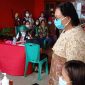 Ibu Adriana Dondokambey saat memantau kegiatan vaksinasi di Kelurahan Ranoiapo Amurang