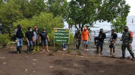 Karya Bhakti pembersihan pesisir pantai dan penanaman mangroove oleh Babinsa dan warga