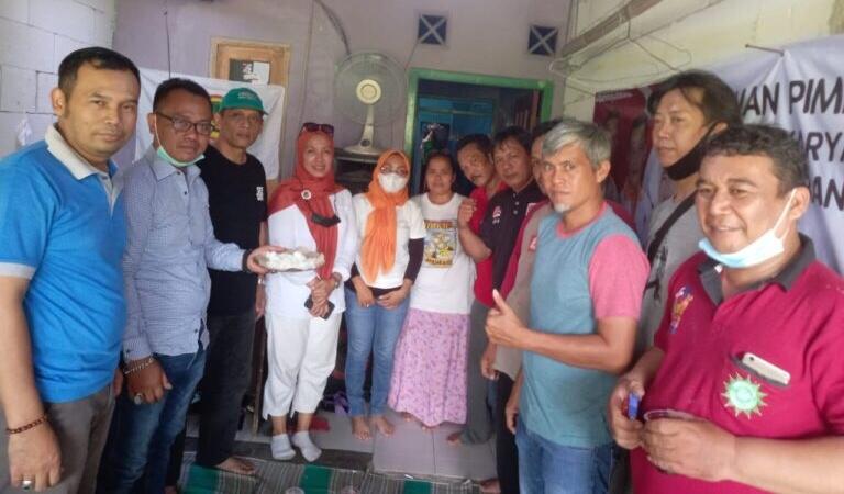 Sekretaris DPD Partai Beringin Karya (Berkarya) Kota Bekasi, Iwan Supriyana (Kiri, baju biru)
