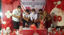 Meniup lilin bersama, HUT Desa Maliku Satu ke-10/toar