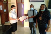 Warga didampingi Media Telusur News memberikan surat aduan ke Inspektorat