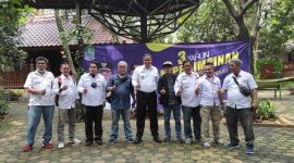Pengurus dan anggota SMSI Bekasi Raya berpose bersama Wakil Walikota Bekasi Tri Adhianto saat silaturahmi dengan Insan Pers