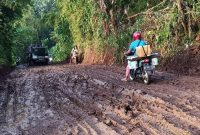 Jalan penghubung Desa Kuwil dan Kawangkoan Kolongan Minut yang rusak parah, satu-satunya akses termudah ke Kota Manado dan ke Airmadidi/ source: foto warga