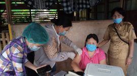 Pemdes Pontak Kec. Ranoyapo Minsel menggelar vaksinasi dengan turun ke rumah-rumah warga