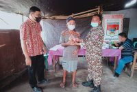 Kumtua Desa Maliku Satu turut menyaksikan pemberian bantuan sosial untuk Lanjut Usia