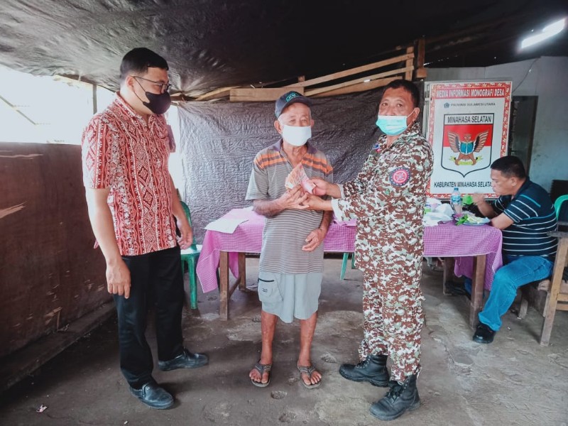 Kumtua Desa Maliku Satu turut menyaksikan pemberian bantuan sosial untuk Lanjut Usia