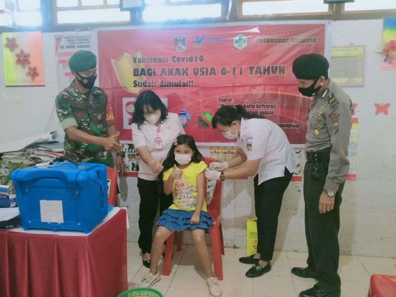 TNI Kawal vaksinasi anak SD di Minahasa