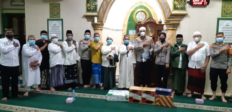 Dirbinmas Polda Metro Jaya dan jajaran bersama jamaah Masjid An - Nur Jatipulo Palmerah Jakarta Barat