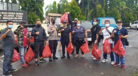 Kegiatan Baksos Bersih-bersih oleh Pers Biro Minahasa Selatan yang digagas oleh PWI Minsel/ foto depan Polres Minsel 