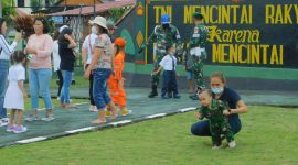 Pasukan anak TK Dharma Wanita Panasen mendatangi Makodim 1302/Minahasa 
