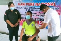 Ketua PWI Minsel memantau kegiatan Baksos Vaksinasi di aula Waleta Pemkab Minsel 