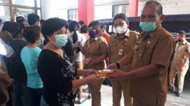 Kadis Perindustrian dan Perdagangan Kabupaten Minahasa Selatan Adrian Sumuweng menyerahkan secara simbolis minyak goreng yang dibeli oleh warga