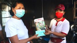 TP-PKK Kabupaten Minahasa Selatan bagi-bagi masker dan susu di kawasan Pasar 54 Kota Amurang