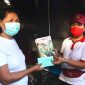 TP-PKK Kabupaten Minahasa Selatan bagi-bagi masker dan susu di kawasan Pasar 54 Kota Amurang