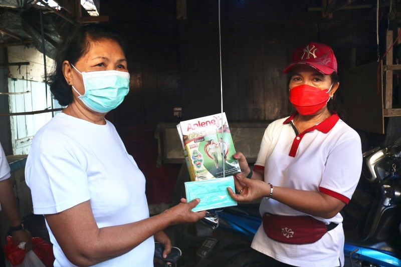 TP-PKK Kabupaten Minahasa Selatan bagi-bagi masker dan susu di kawasan Pasar 54 Kota Amurang