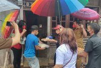 Ketua TP-PKK Kabupaten Minahasa Selatan memberikan bantuan bagi warga yang terdampak bencana banjir di Mopolo Kecamatan Ranoyapo