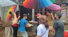 Ketua TP-PKK Kabupaten Minahasa Selatan memberikan bantuan bagi warga yang terdampak bencana banjir di Mopolo Kecamatan Ranoyapo