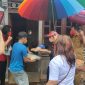 Ketua TP-PKK Kabupaten Minahasa Selatan memberikan bantuan bagi warga yang terdampak bencana banjir di Mopolo Kecamatan Ranoyapo