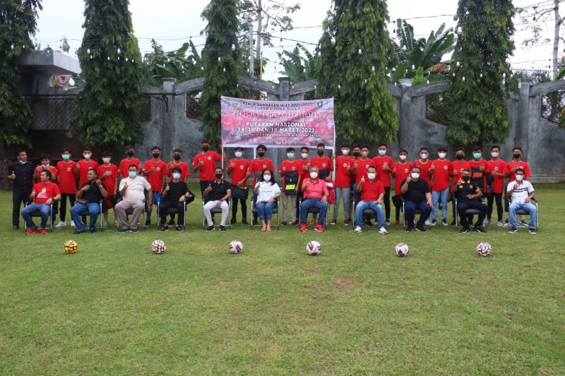 Ketua KONI Minsel Bupati Frangky Wongkar melepas Tim Sepak Bola Persminsel U-17 ke Piala Soeratin U-17 Surabaya Jawa Timur