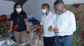 Bupati dan Wabup Minsel meninjau lokasi penyimpanan persediaan bantuan logistik untuk korban terdampak bencana