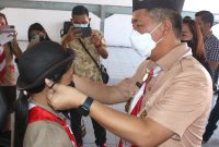 Wabup Petra Rembang menghadiri Seleksi Calon Peserta Jambore Nasional 2022/ foto Wabup menyematkan atribut Pramuka kepada peserta