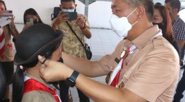 Wabup Petra Rembang menghadiri Seleksi Calon Peserta Jambore Nasional 2022/ foto Wabup menyematkan atribut Pramuka kepada peserta