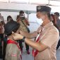 Wabup Petra Rembang menghadiri Seleksi Calon Peserta Jambore Nasional 2022/ foto Wabup menyematkan atribut Pramuka kepada peserta