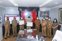 Bupati Minsel Franky Wongkar bersama Wali Kota Manado Andrei Angouw melakukan penandatanganan MoU Pelayanan Metrologi Legal