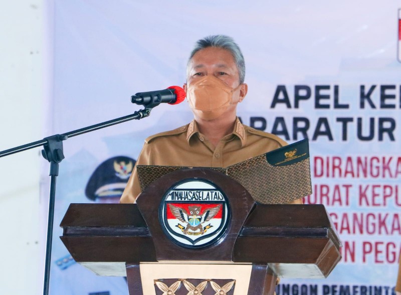 Bupati Minsel Franky Wongkar yang didampingi Wabup Petra Rembang memimpin Apel Kebangsaan ASN bulan April tahun 2022, serta memberikan bantuan kepada warga yang terdampak bencana