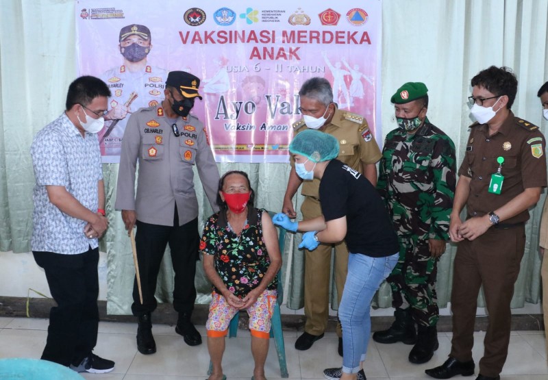 Bupati Minsel Franky Wongkar bersama Forkopimda Minsel meninjau pelaksanaan percepatan vaksinasi di Tompaso Baru