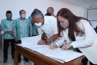 Bupati Minsel Franky Wongkar menandatangani BAST dan NPHD dengan KPU