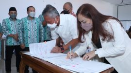 Bupati Minsel Franky Wongkar menandatangani BAST dan NPHD dengan KPU