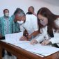 Bupati Minsel Franky Wongkar menandatangani BAST dan NPHD dengan KPU