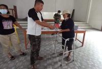 Hukum Tua Ranoketang Tua menyerahkan Bantuan Langsung Tunai Dana Desa Tahap I 2022 kepada masyarakat kategori KPM