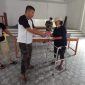 Hukum Tua Ranoketang Tua menyerahkan Bantuan Langsung Tunai Dana Desa Tahap I 2022 kepada masyarakat kategori KPM