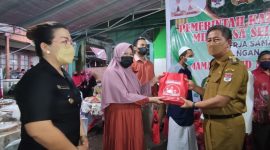 Wabup Minsel Petra Rembang memberikan bingkisan bantuan kepada warga saat menghadiri percepatan Vaksinasi Covid-19 di Tompaso Baru