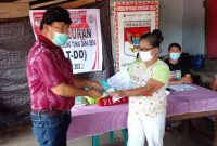 Camat Amurang Timur Veky Sagai saat menyerahkan Bantuan Langsung Tunai Dana Desa Maliku Satu