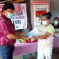 Camat Amurang Timur Veky Sagai saat menyerahkan Bantuan Langsung Tunai Dana Desa Maliku Satu