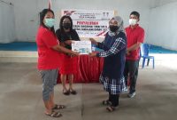 Kumtua Herny Hera Rambe menyerahkan Bantuan Langsung Tunai Dana Desa kepada masyarakat penerima