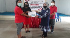 Kumtua Herny Hera Rambe menyerahkan Bantuan Langsung Tunai Dana Desa kepada masyarakat penerima