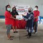 Kumtua Herny Hera Rambe menyerahkan Bantuan Langsung Tunai Dana Desa kepada masyarakat penerima