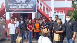 PWI Minahasa Selatan menggelar Baksos pemberian bantuan kepada masyarakat korban bencana abrasi Pantai Amurang