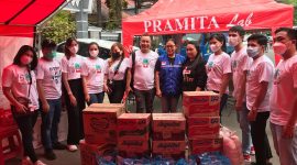 Penggiat Medsos Didi Roa bersama Laboratorium Klinik Paramita Manado saat memberikan bantuan sembako