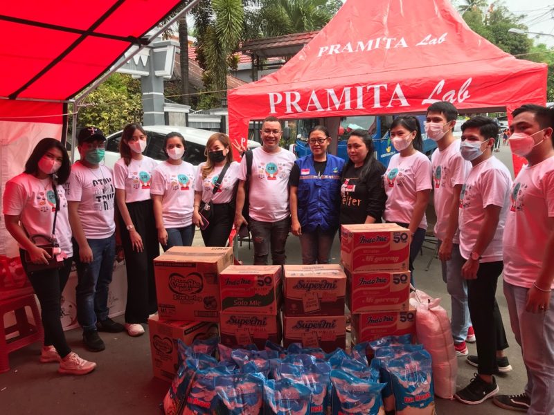Penggiat Medsos Didi Roa bersama Laboratorium Klinik Paramita Manado saat memberikan bantuan sembako