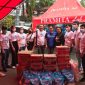 Penggiat Medsos Didi Roa bersama Laboratorium Klinik Paramita Manado saat memberikan bantuan sembako