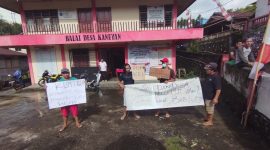 Aksi demo warga Desa Kaneyan kepada Pemerintah Desa