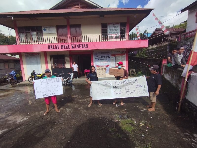 Aksi demo warga Desa Kaneyan kepada Pemerintah Desa