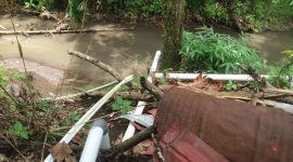 Pipa yang diduga aliran limbah mengarah ke sungai Kelurahan Lewet Amurang